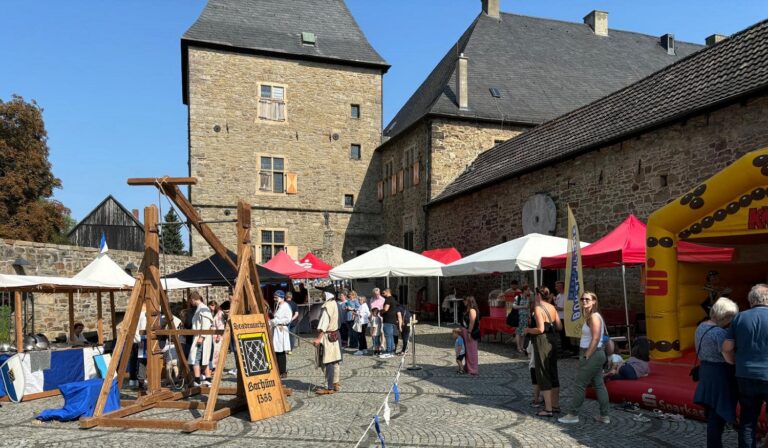 Stadtwache unterstützt Sparkasse Bochum auf Haus Kemnade